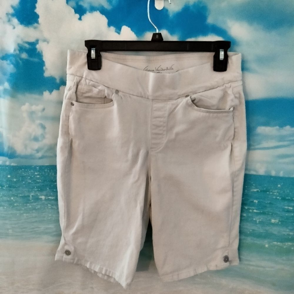 "Gloria Vanderbilt" woman's all around slim affect shorts. - Picture 1 of 7